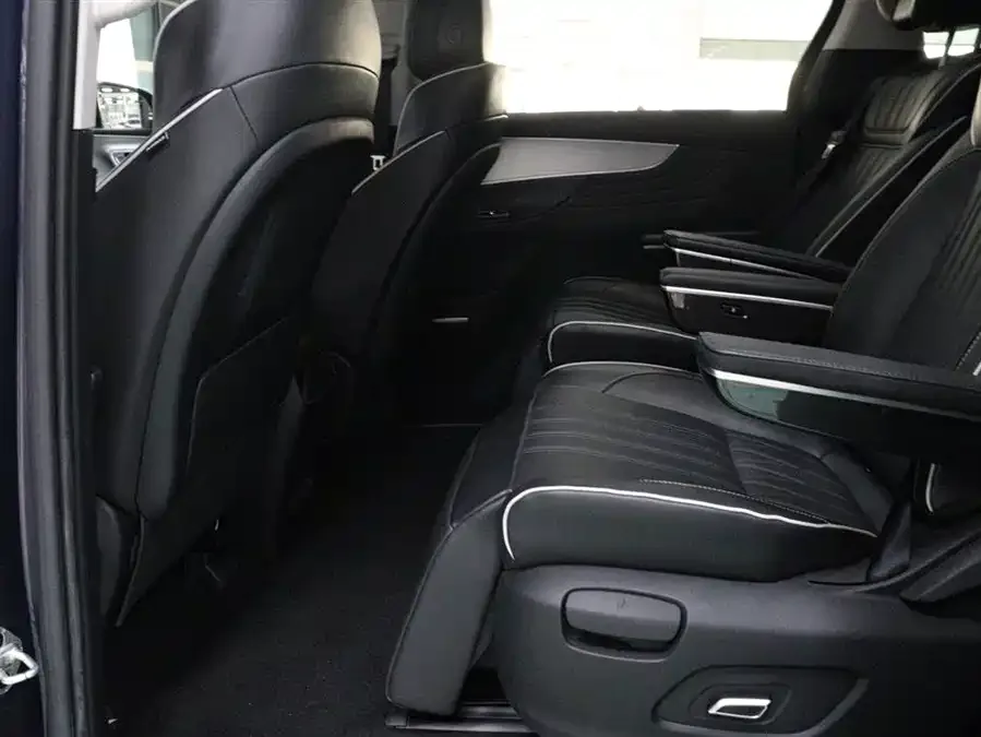 Roewe iMAX8 Roewe iMAX8 2022 400TGI flagship version 2023 — миниатюра 3