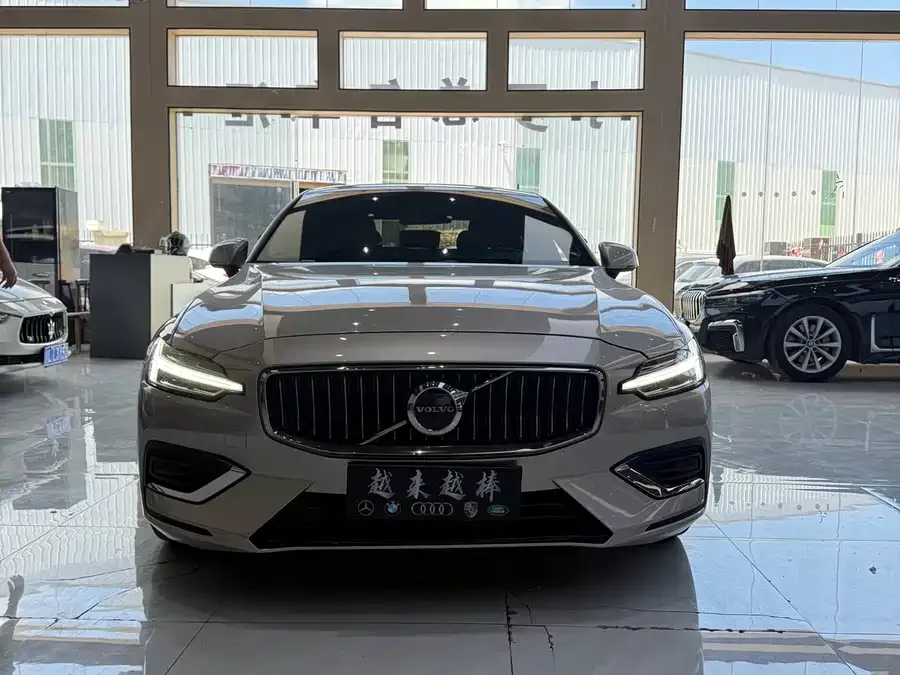 Volvo S60 2023 B4 Zhiyuan Luxury Edition 2023 — фото 1, купить с доставкой в Москву