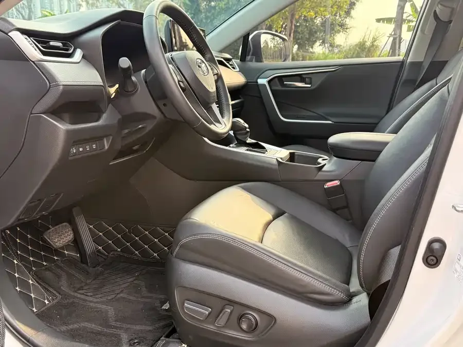 Toyota RAV4 RAV4 2023 2.0L CVT 2WD 20th Anniversary Platinum Edition 2024 — миниатюра 3