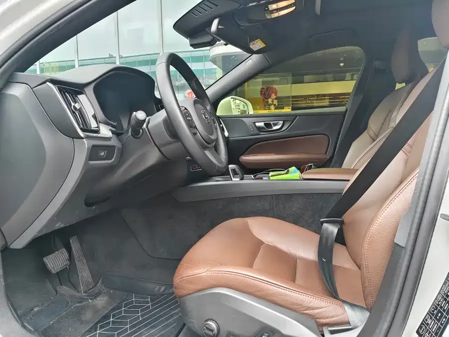Volvo S60 2023 B4 Zhiyi Luxury Edition 2023 — миниатюра 3