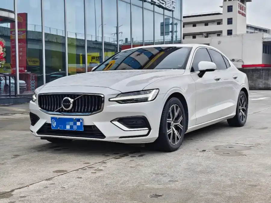 Volvo S60 2023 B4 Zhiyi Luxury Edition 2023 — фото 1, купить с доставкой в Москву