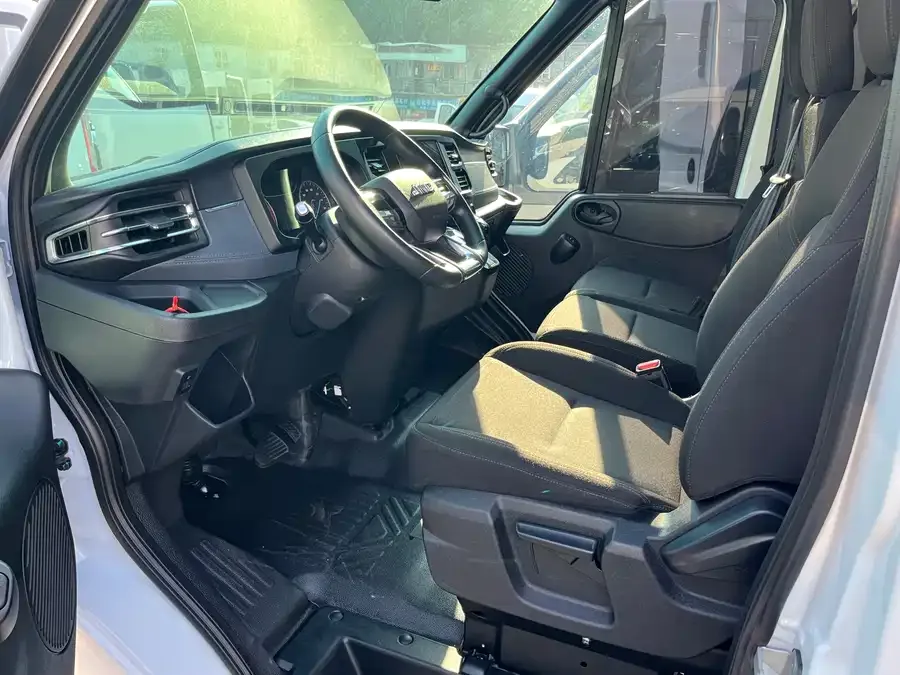 Jiangling Fushun Jiangling Fushun 2023 2.0T automatic short-axle low-top commercial multi-purpose passenger car 6 seats lift tailgate 2024 — миниатюра 2