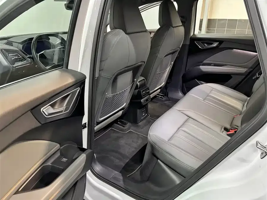 Audi Q4 e-tron 2024 40 e-tron Creative Edition 2024 — миниатюра 4