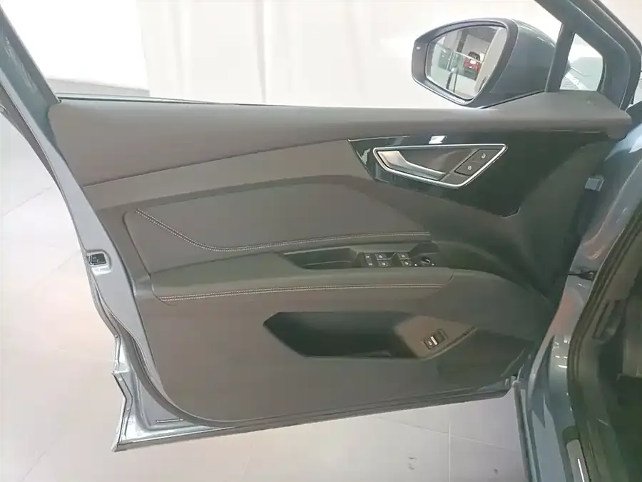 Audi Q4 e-tron 2024 40 e-tron Creative Edition 2025 — миниатюра 3