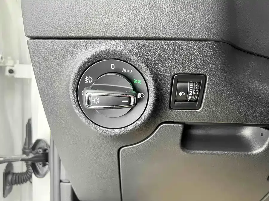 Skoda Karoq Karoq 2022 facelift TSI280 luxury version 2022 — миниатюра 3