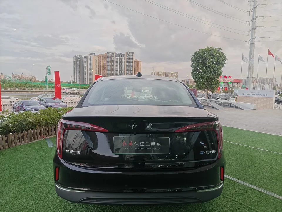Hongqi E-QM5 Basic Travel Edition 2024 — миниатюра 2