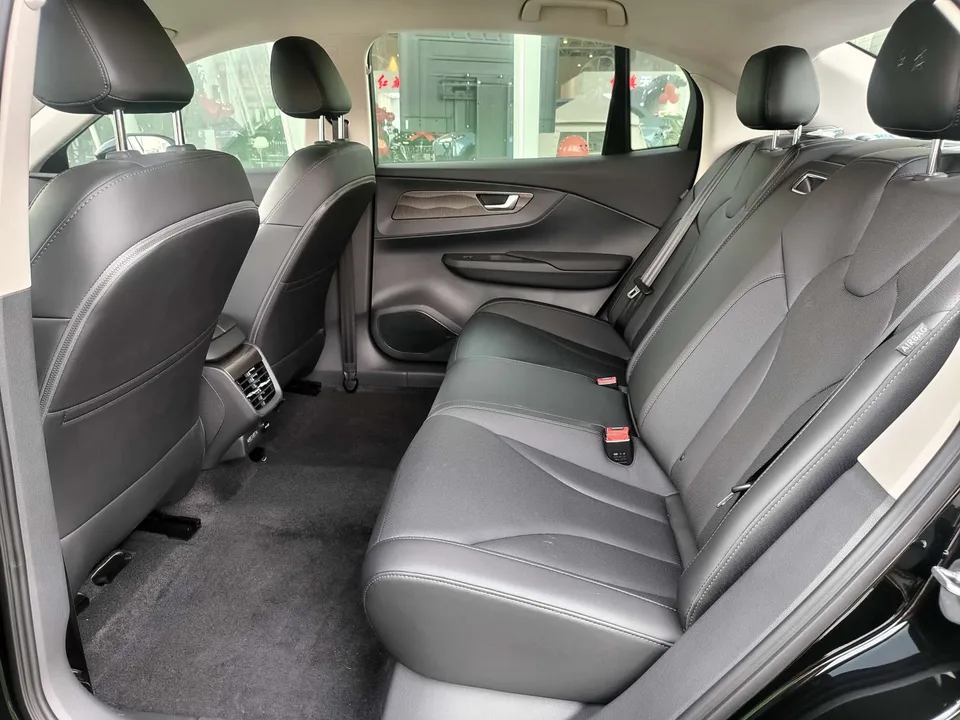 Hongqi E-QM5 Basic Travel Edition 2024 — миниатюра 3