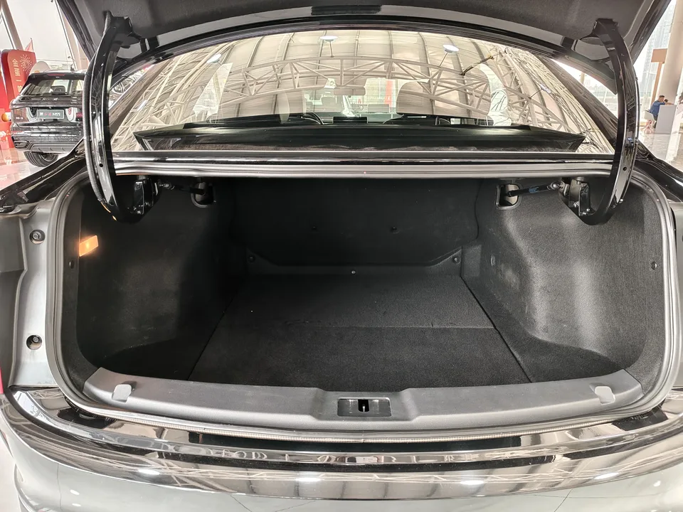 Hongqi E-QM5 Basic Travel Edition 2024 — миниатюра 3