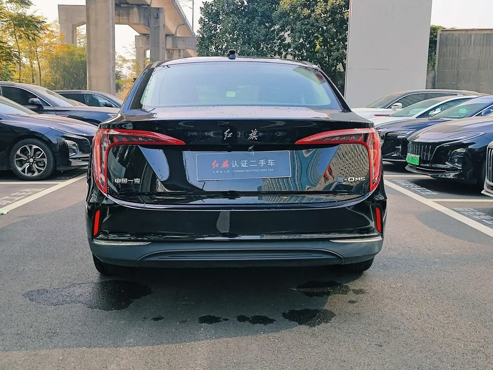 Hongqi E-QM5 Basic Travel Edition 2024 — миниатюра 2