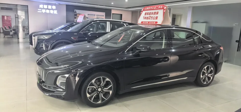 Hongqi E-QM5 Basic Travel Edition 2024 — миниатюра 2