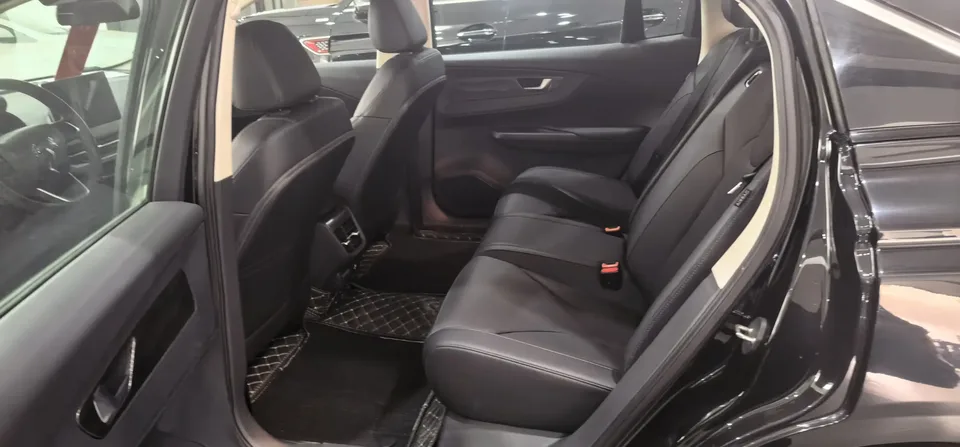 Hongqi E-QM5 Basic Travel Edition 2024 — миниатюра 3