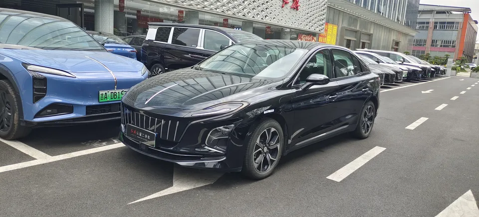 Hongqi E-QM5 facelift basic travel version 2023 — фото 1, купить с доставкой в Москву