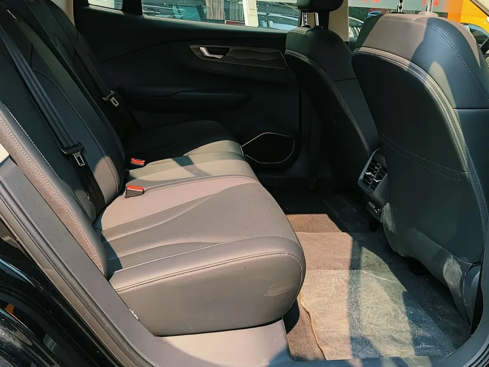 Hongqi E-QM5 Basic Travel Edition 2024 — миниатюра 3