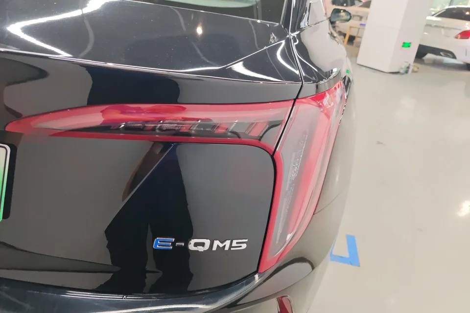 Hongqi E-QM5 Basic Travel Edition 2024 — миниатюра 2