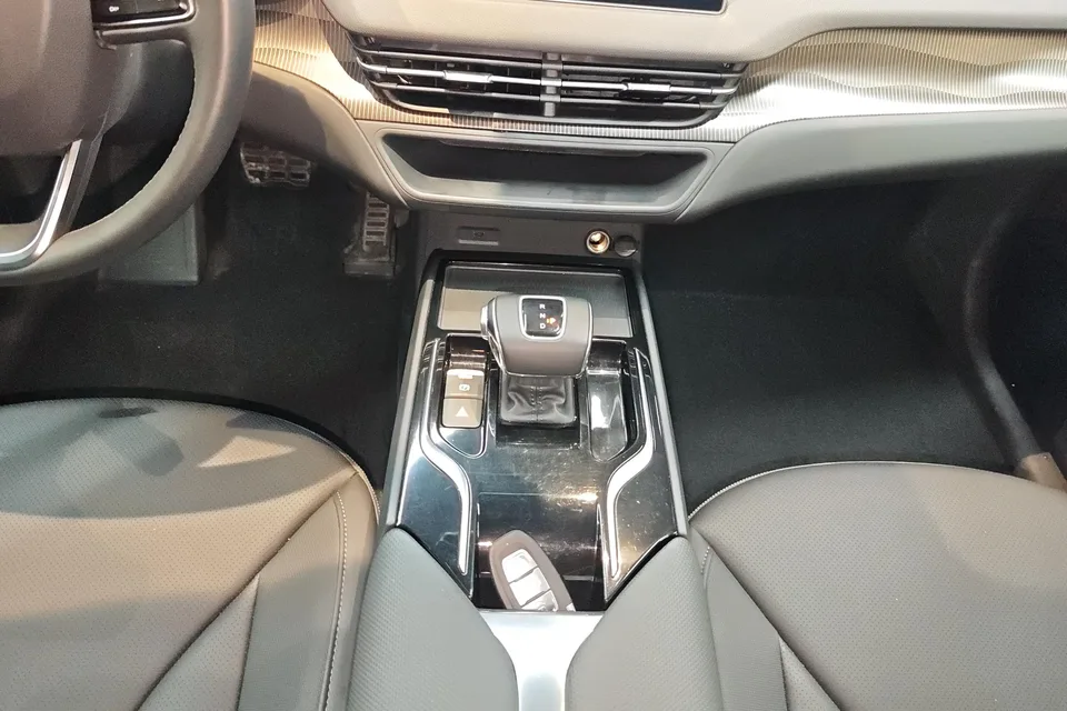 Hongqi E-QM5 Basic Travel Edition 2024 — миниатюра 3