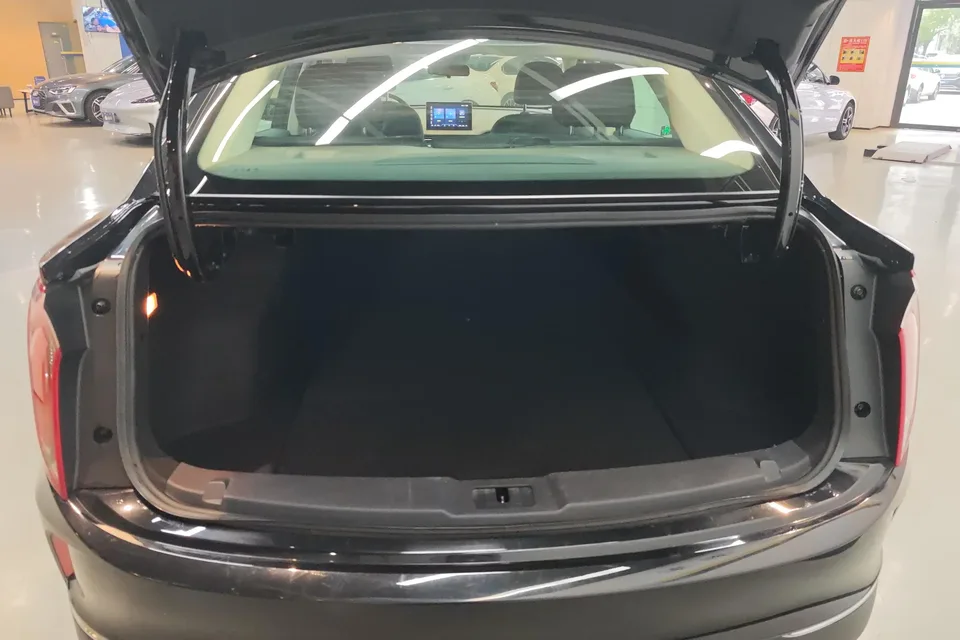 Hongqi E-QM5 Basic Travel Edition 2024 — миниатюра 4