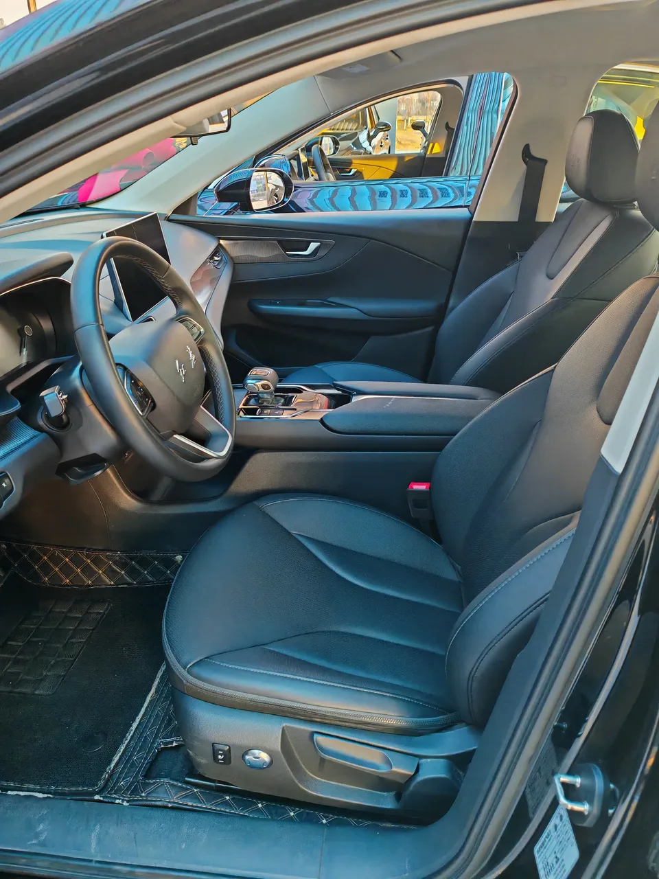 Hongqi E-QM5 facelift basic travel version 2023 — миниатюра 3