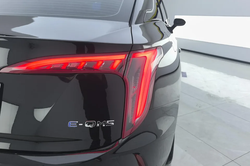 Hongqi E-QM5 facelift basic travel version 2023 — миниатюра 2