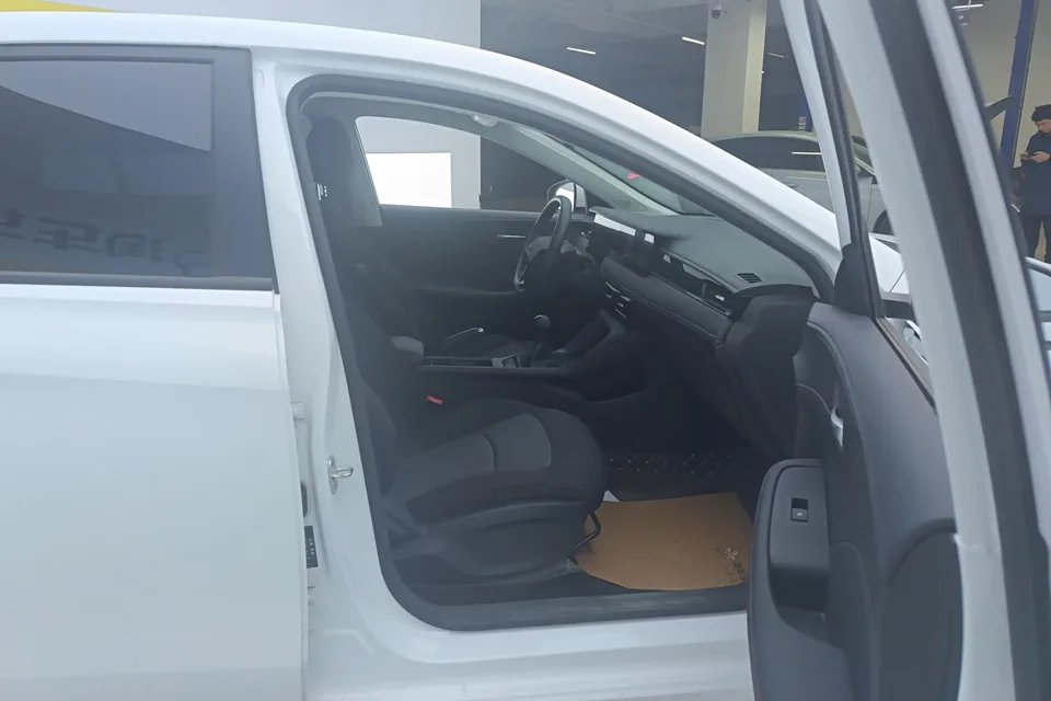 Roewe i5 Roewe i5 2026 1.5L Manual Comfort Edition 2025 — миниатюра 3