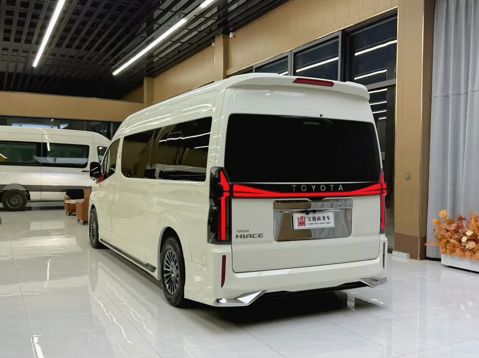 Toyota HIACE VAN 3.5L Automatic Rear-wheel Drive 7-seater Original Custom Edition 2025 — миниатюра 4