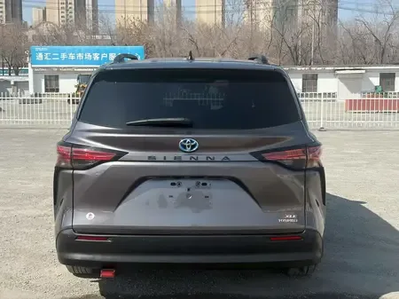 Toyota Sienna 240PS PURE Edition National VI 2023 — миниатюра 2