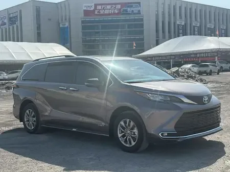 Toyota Sienna 240PS PURE Edition National VI 2023 — миниатюра 3