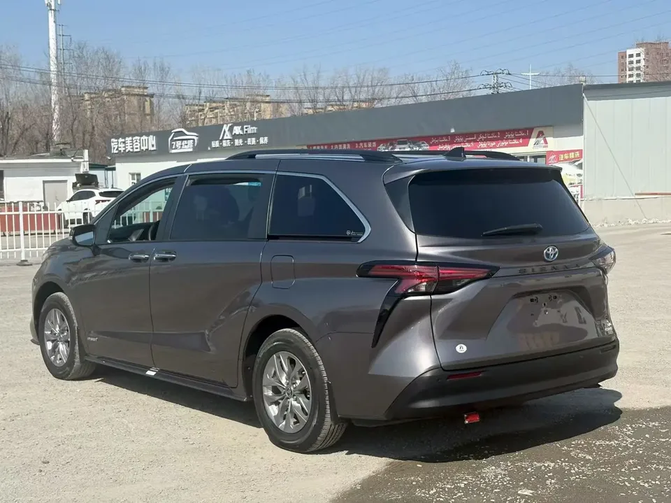 Toyota Sienna 240PS PURE Edition National VI 2023 — миниатюра 4