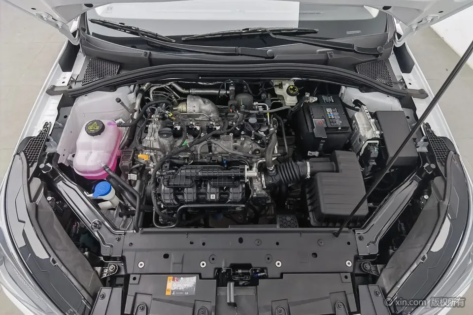 Roewe i5 Roewe i5 2026 1.5L CVT Luxury Edition 2025 — миниатюра 2