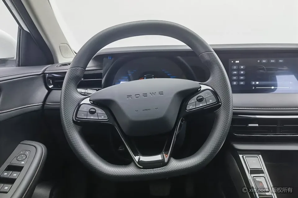 Roewe i5 Roewe i5 2026 1.5L CVT Luxury Edition 2025 — миниатюра 4