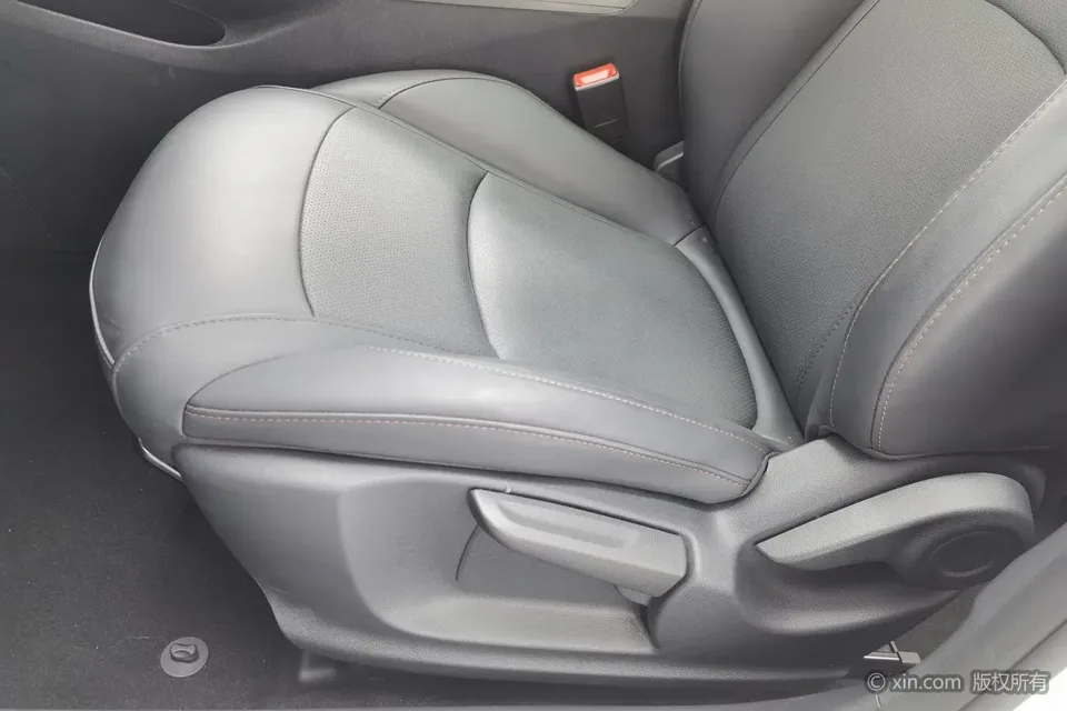 Roewe i5 Roewe i5 2026 1.5L CVT Luxury Edition 2025 — миниатюра 5