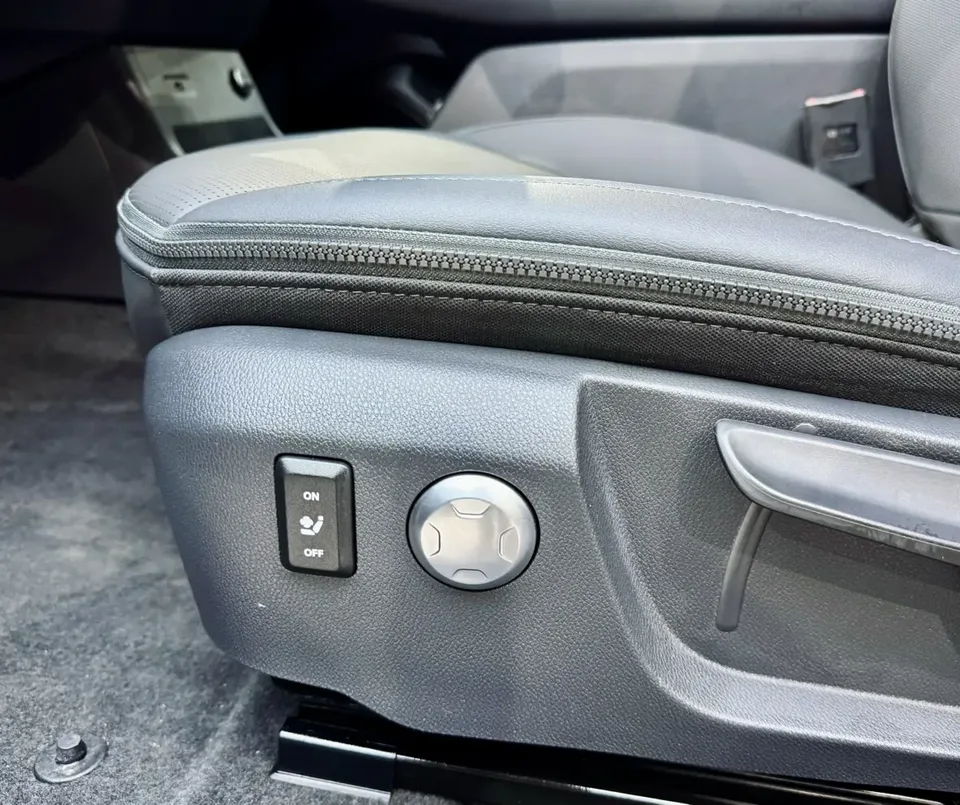 Hongqi E-QM5 facelift basic travel version 2024 — миниатюра 3