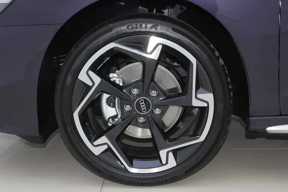 Audi A3 Audi A3 2025 Sportback 35 TFSI Flying Spur Premium Edition 2026 — миниатюра 5