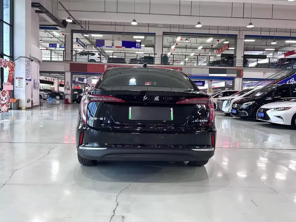 Hongqi E-QM5 Basic Travel Edition 2023 — миниатюра 2
