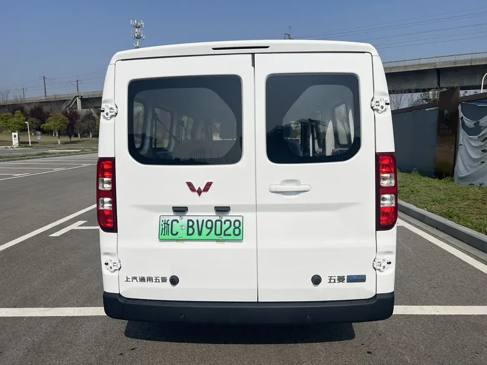 Wuling Yangguang 400km Comfortable 6-seater Bus 2026 — миниатюра 2