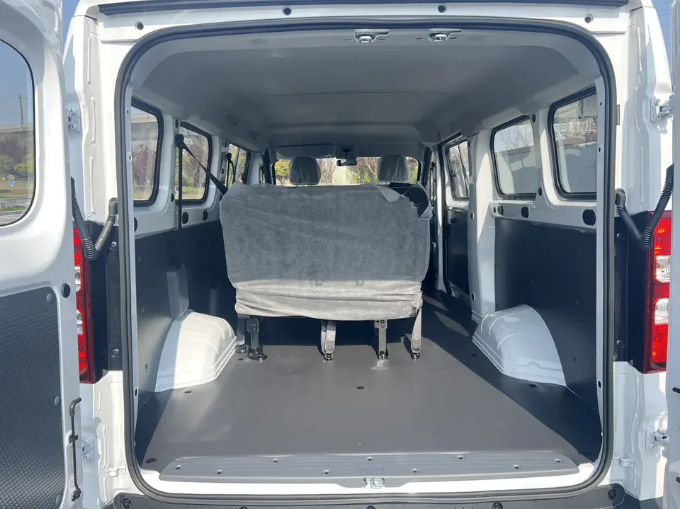 Wuling Yangguang 400km Comfortable 6-seater Bus 2026 — миниатюра 4