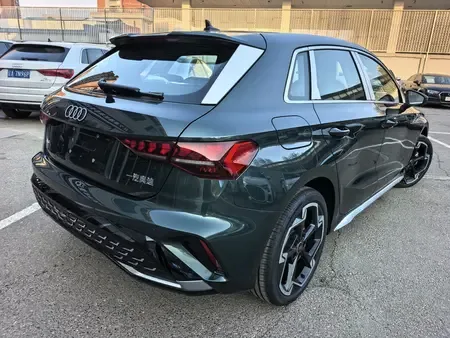 Audi A3 Audi A3 2025 Sportback 35 TFSI Flying Spur Premium Edition 2026 — миниатюра 2
