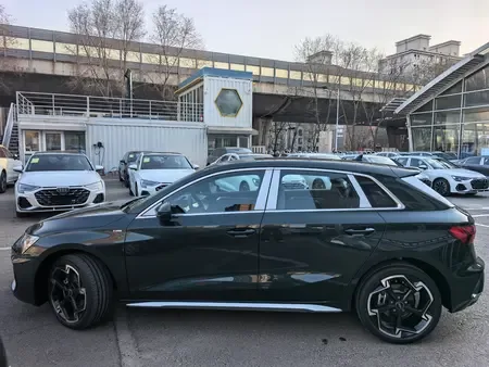 Audi A3 Audi A3 2025 Sportback 35 TFSI Flying Spur Premium Edition 2026 — миниатюра 3