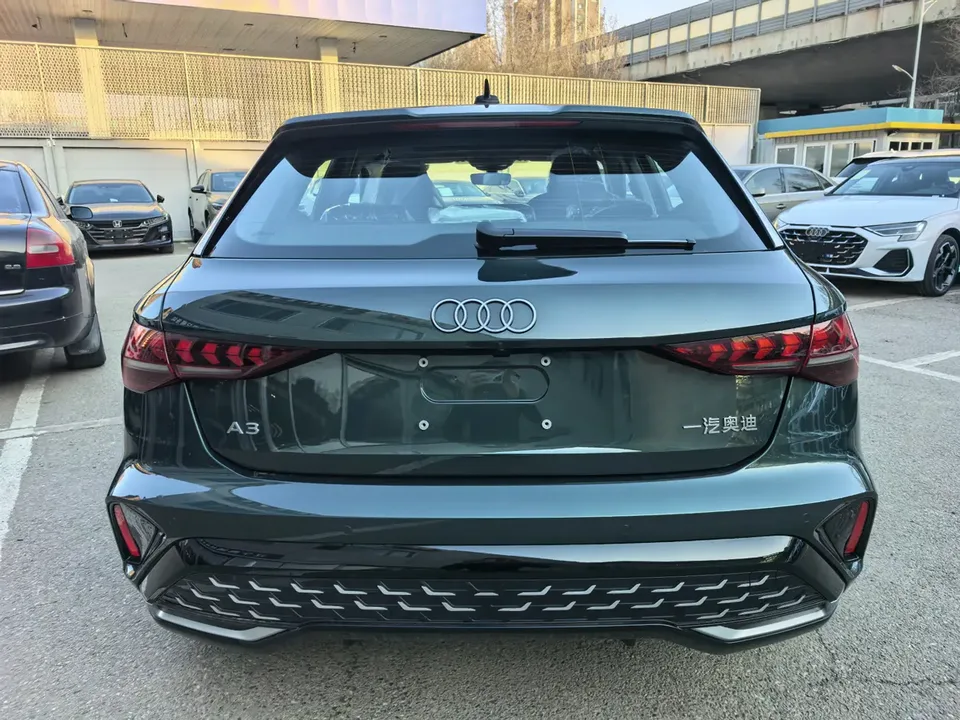 Audi A3 Audi A3 2025 Sportback 35 TFSI Flying Spur Premium Edition 2026 — миниатюра 4
