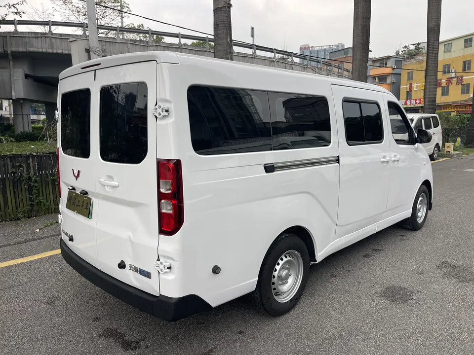 Wuling Yangguang 400km Comfortable 6-seater Bus 2025 — миниатюра 2