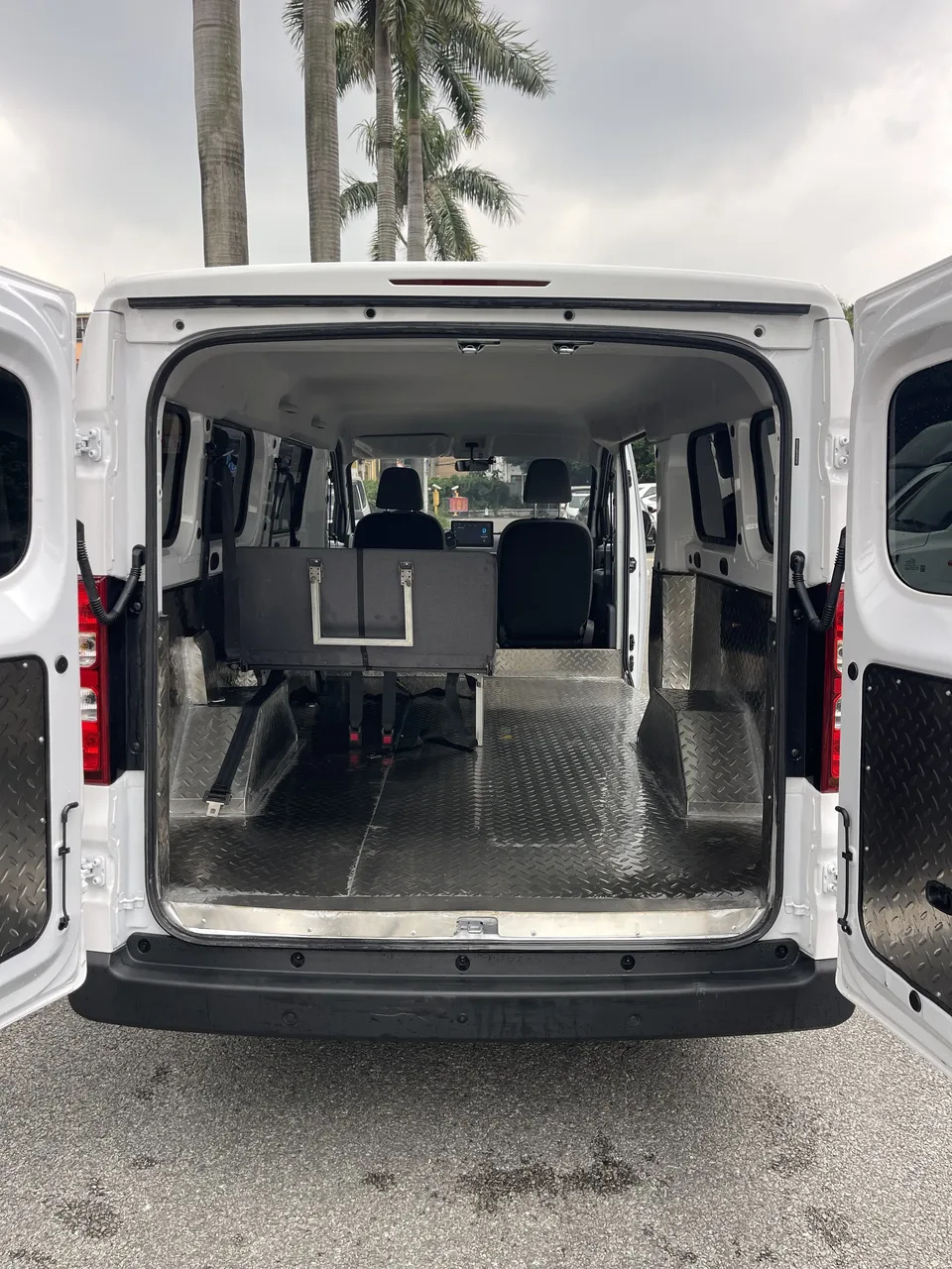Wuling Yangguang 400km Comfortable 6-seater Bus 2025 — миниатюра 3