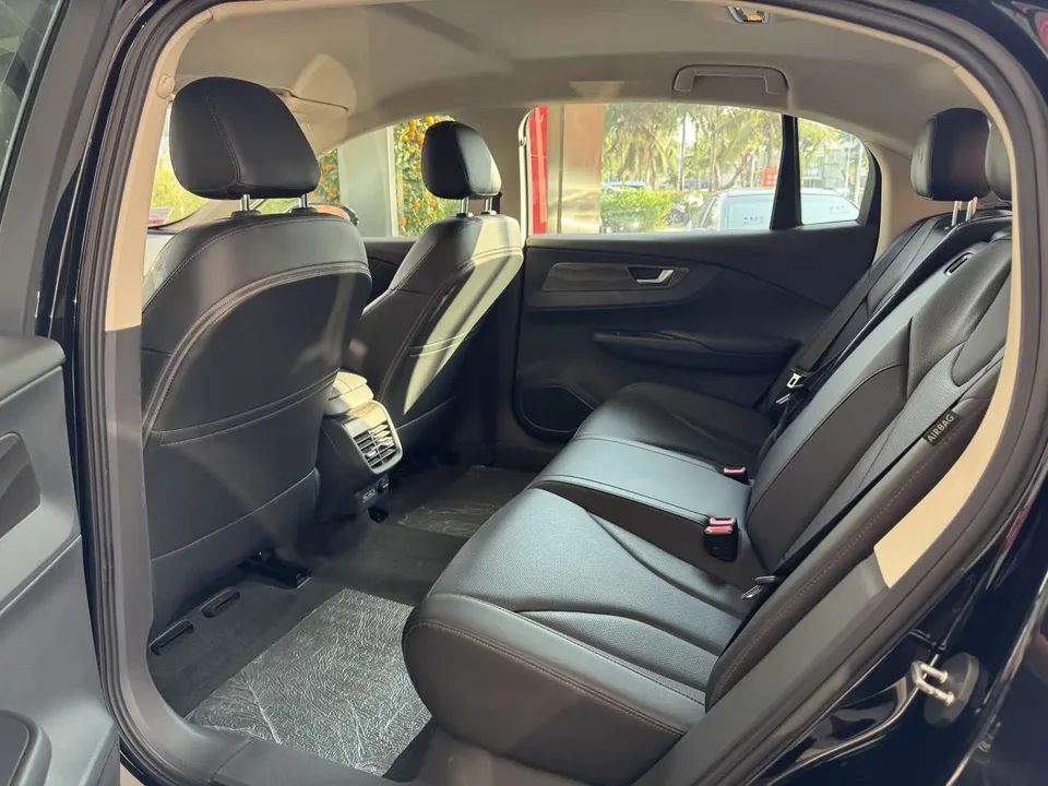 Hongqi E-QM5 facelift basic travel version 2023 — миниатюра 3