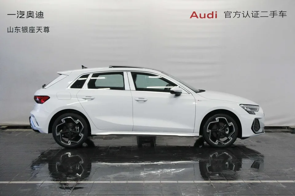 Audi A3 Audi A3 2025 Sportback 35 TFSI Flying Spur Premium Edition 2026 — миниатюра 3