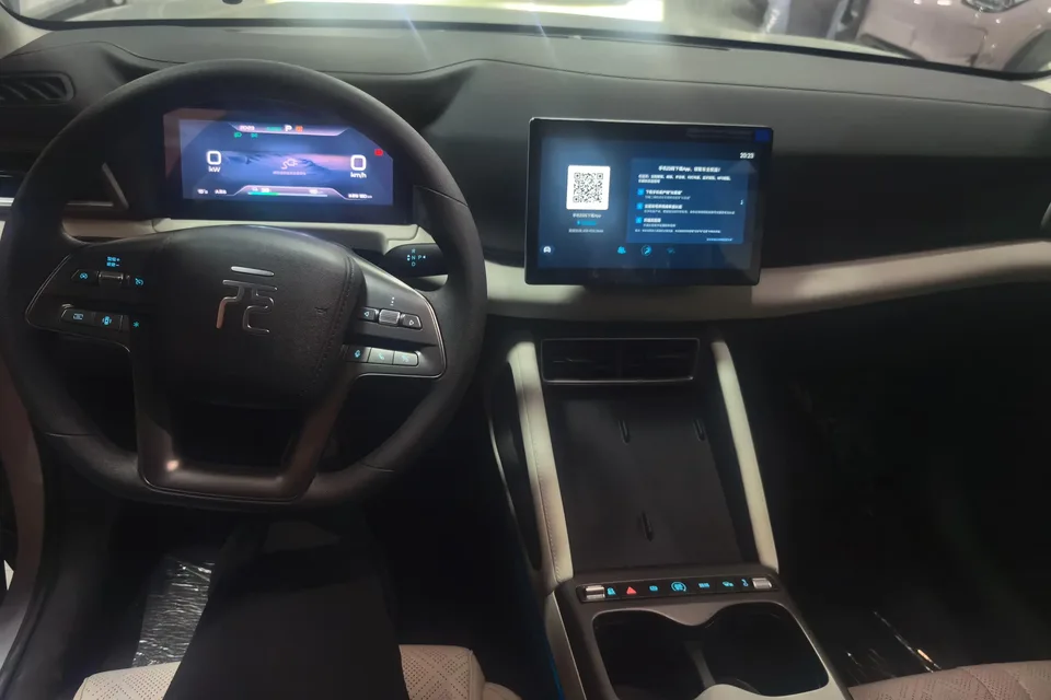 BYD Yuan UP 301KM Pilot Edition 2026 — миниатюра 2