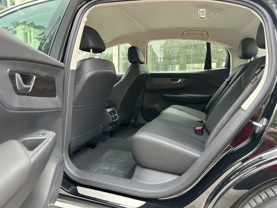 Hongqi E-QM5 facelift basic travel version 2024 — миниатюра 3