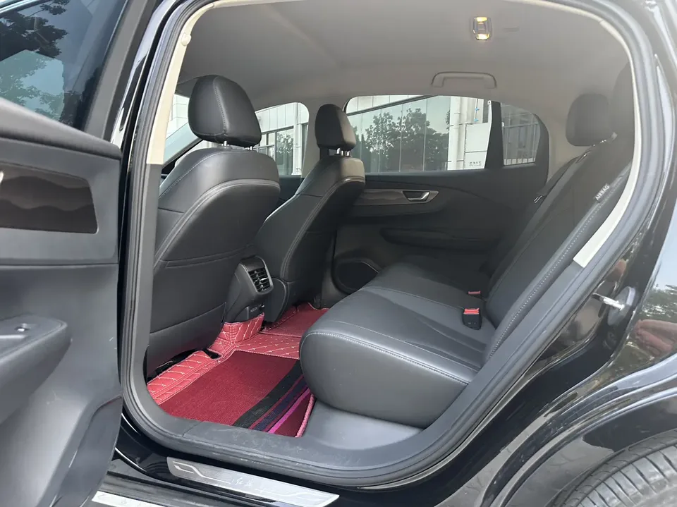 Hongqi E-QM5 facelift basic travel version 2024 — миниатюра 3