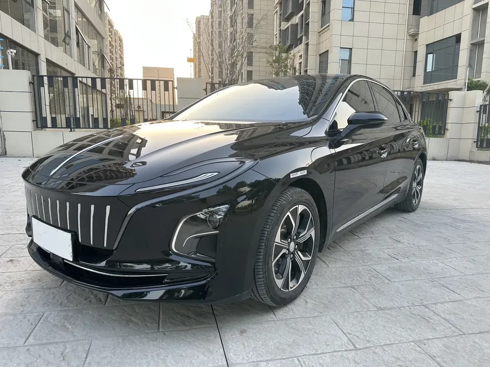 Hongqi E-QM5 facelift basic travel version 2024 — фото 1, купить с доставкой в Москву