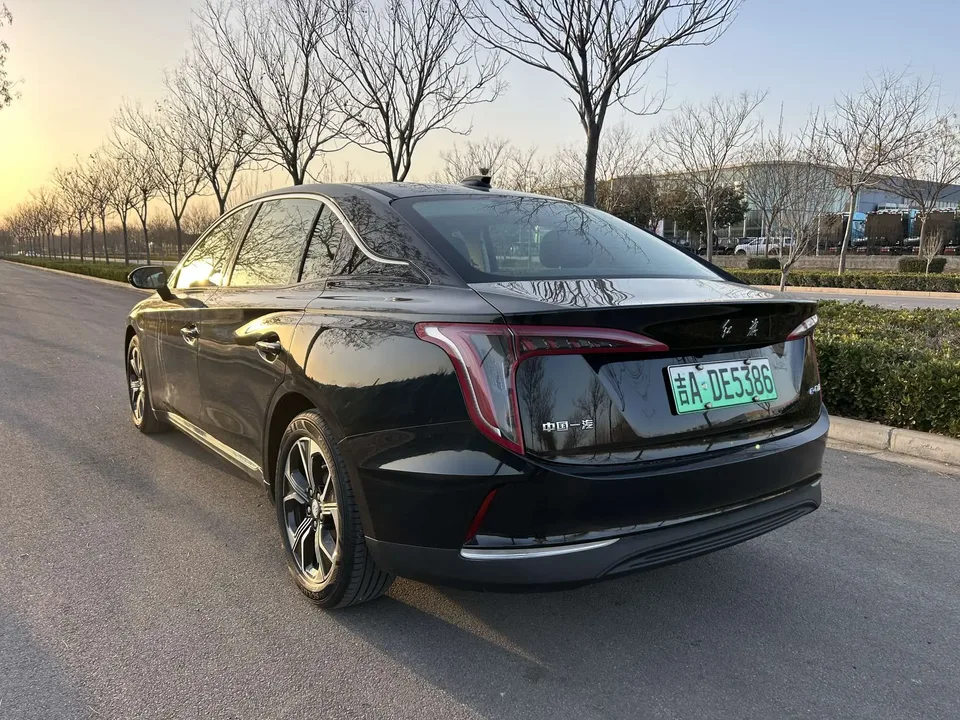 Hongqi E-QM5 Basic Travel Edition 2023 — миниатюра 2