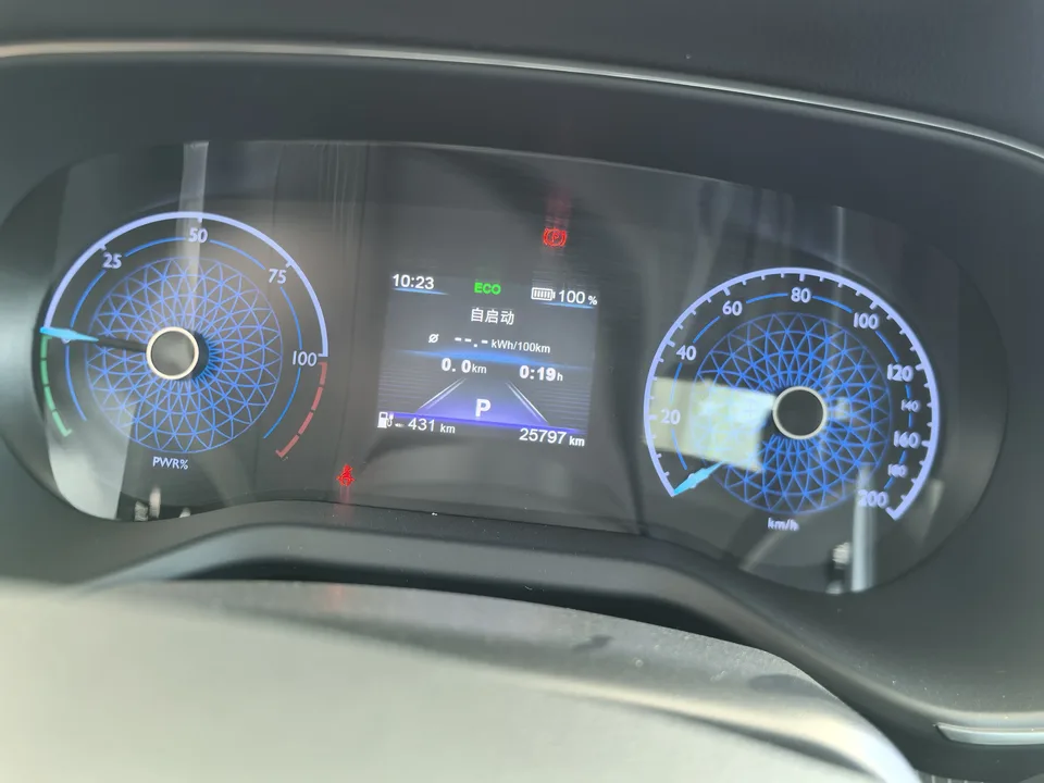 Hongqi E-QM5 Basic Travel Edition 2023 — миниатюра 3