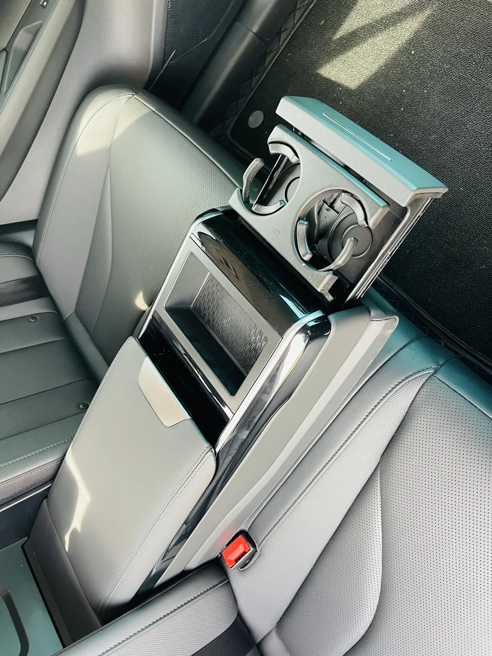 Hongqi E-QM5 facelift basic travel version 2024 — миниатюра 3