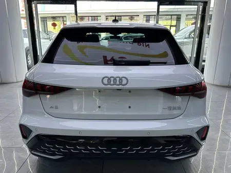 Audi A3 Audi A3 2025 Sportback 35 TFSI Flying Spur Premium Edition 2026 — миниатюра 2
